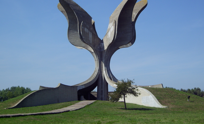 Large_kz-jasenovac-denkmal-seitenansicht